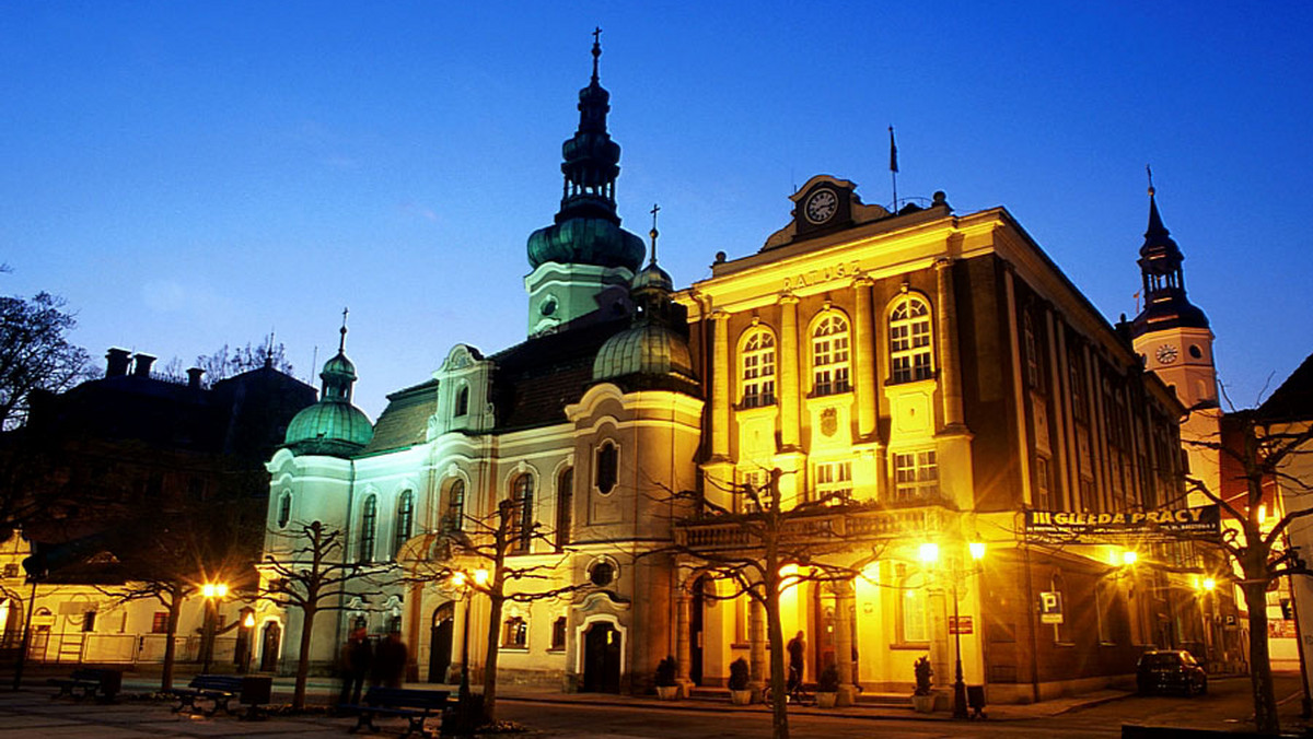 Tabliczka "Godomy po ślonsku" zawisła w środę przy głównym wejściu do Urzędu Miejskiego w Pszczynie (Śląskie). Znak potwierdza, że interesanci posługujący się śląską gwarą załatwią w tym dialekcie swoje sprawy w pszczyńskim magistracie.