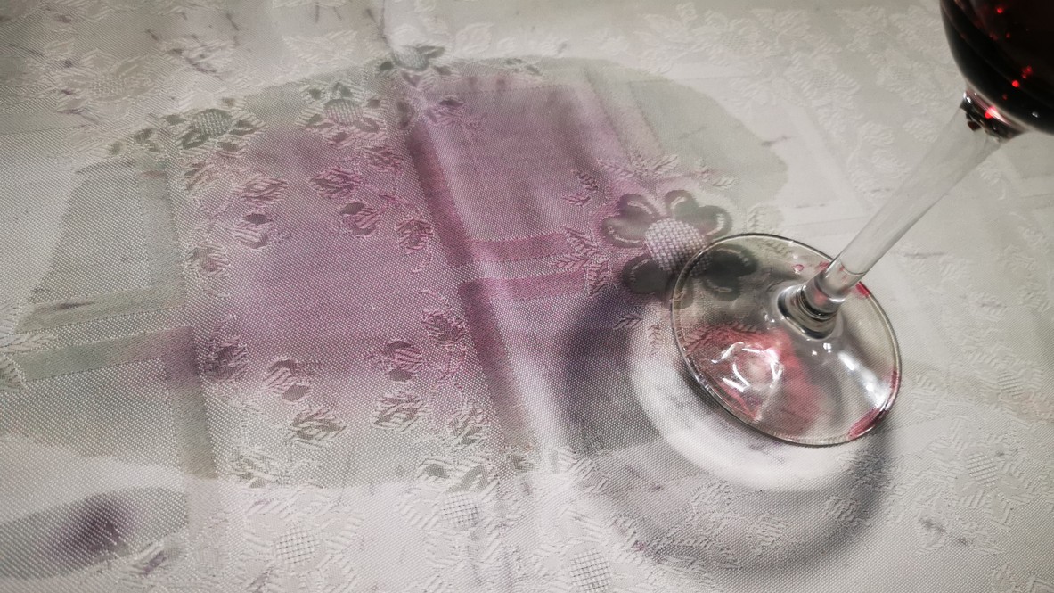 Tento spôsob funguje na rôznych materiáloch a škvrny odstráni bez námahy.