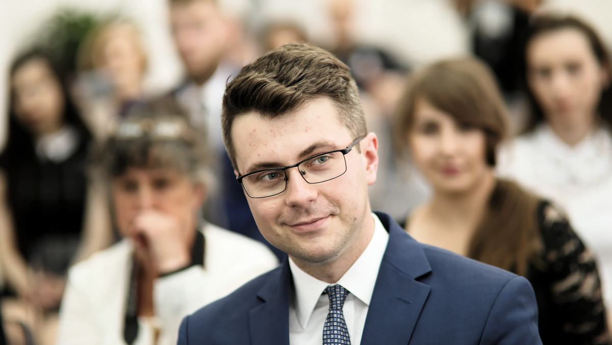 <strong>Piotr Mueller - dotychczasowy wiceminister nauki i szkolnictwa wyższego - został rzecznikiem rządu oraz sekretarzem stanu w KPRM - poinformowała kancelaria premiera.</strong>