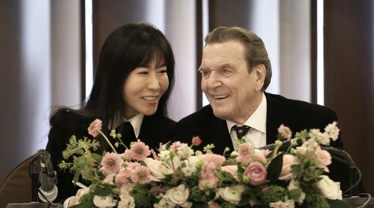 Gerhard Schröder korábbi német kancellár saját tolmácsát veszi el feleségül /Fotó: MTI
