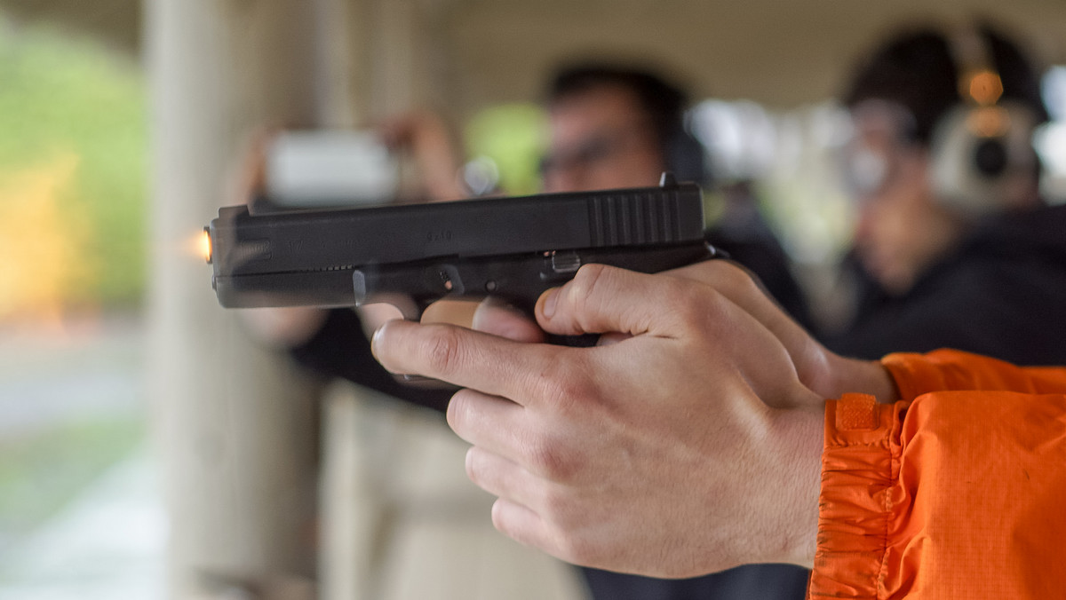 43-letni mieszkaniec amerykańskiego miasteczka Concrete w stanie Waszyngton zastrzelił się, gdy próbował zrobić sobie 'selfie' z pistoletem. Jak twierdzi policja, mężczyzna nie zorientował się, że w magazynku jego pistoletu znajdował się pocisk.