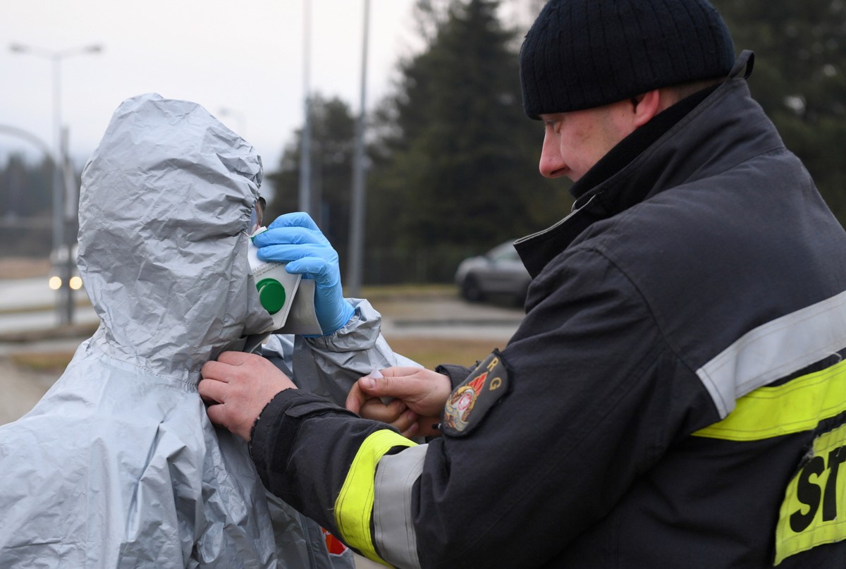 Wczoraj premier Mateusz Morawiecki i minister zdrowia Łukasz Szumowski po raz kolejny zaostrzyli reżim epidemiczny. – Jeśli nie ograniczymy kontaktów międzyludzkich do maksimum, nie uratujemy ludzkich żyć – tłumaczył Szumowski.