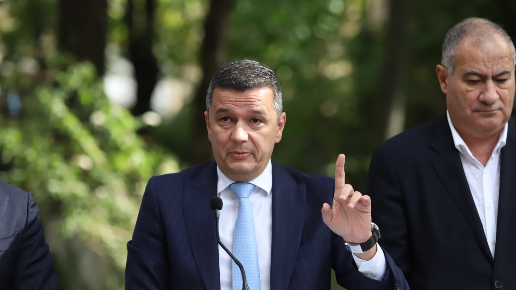 Sorin Grindeanu, atac la Ilie Bolojan: „A sărăcit românii, dar n-a salvat bugetul”. Datoriile pe care le are România