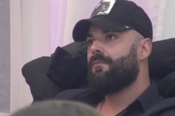 LUKA VUJOVIĆ NI NE SLUTI ŠTA SE DEŠAVA NAPOLJU Bajo smuvao devojku koja je 4 godine starija od njegovog sina, isplivali šok detalji