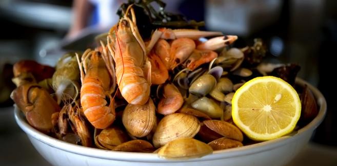 <b>Owoce morza</b><br />Amatorzy frutti di mare z pewnością polubią tutejszą kuchnię. Nie brakuje tu krewetek, małży, kalmarów i homarów, zaś ryby są przyrządzane na wiele sposobów, że każdy znajdzie coś dla siebie.