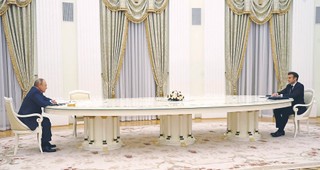 Macron rozmawiał z Putinem. Zażądał zaprzestania ataku na Ukrainę