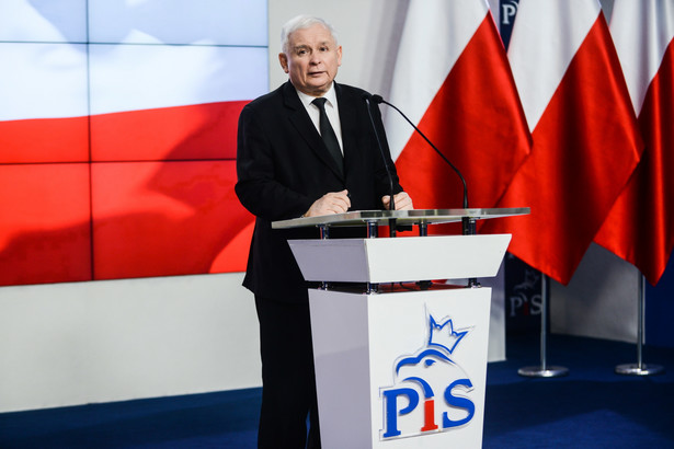 Prezes PiS Jarosław Kaczyński podczas konferencji prasowej.