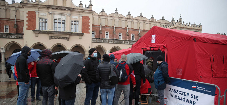 Ruszyła akcja "Zaszczep się w majówkę". Tłumy przed mobilnymi punktami