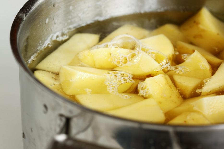 Már tudom, miért főzi cukros vízben a krumplit a mama. Fotó: Getty Images