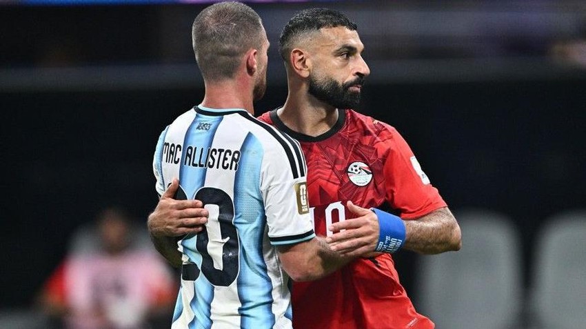Salah sa dosadašnjim saigračem iz Liverpula Aleksisom Mekalisterom | Foto: Getty Images