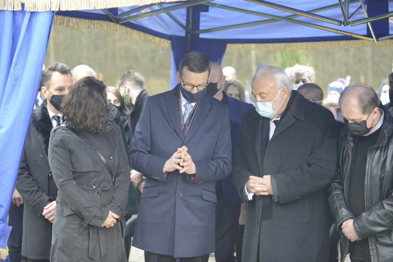 Pogrzeb Krzysztofa Krawczyka  w Grotnikach - Mateusz Morawiecki z żoną i Andrzej Kosmala 
