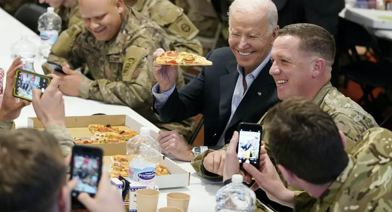 Żołnierze poczęstowali prezydenta pizzą