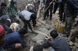 Nepal: Trzęsienie ziemi pochłonęło już ponad 3700 ofiar. Wstrząsy miały podobną siłę jak eksplozja 20 bomb atomowych