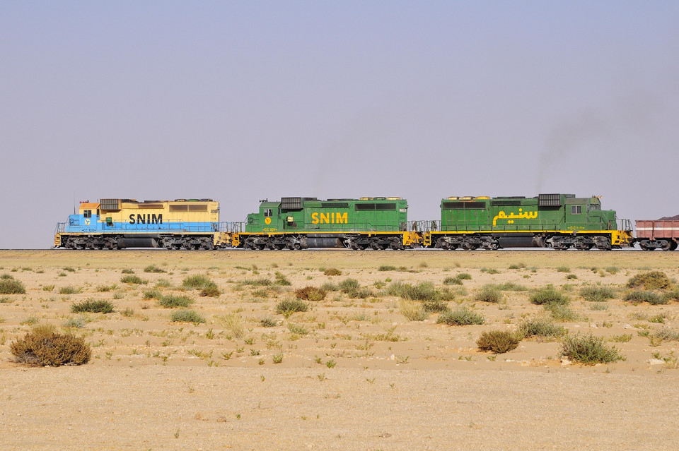 Kultowy pociąg z rudą żelaza Zoueratu do Nouadhibou w Mauretanii