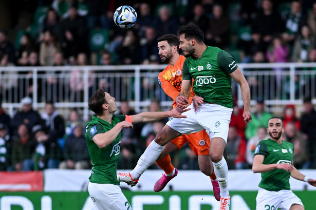 Zawodnicy Warty Poznań Mateusz Kupczak (L) i Dimitrios Stavropoulos (P) oraz Juan Munoz (C) z KGHM Zagłębia Lubin podczas meczu 26. kolejki piłkarskiej Ekstraklasy