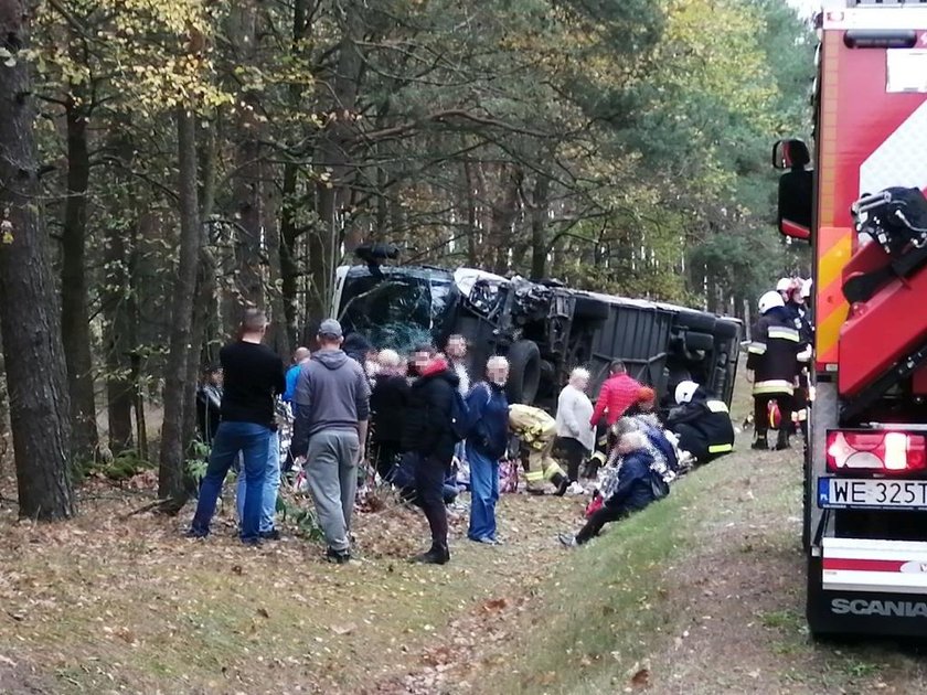 Wypadek autobusu pod Ostrołęką: co najmniej 14 poszkodowanych, jedna osoba nie żyje