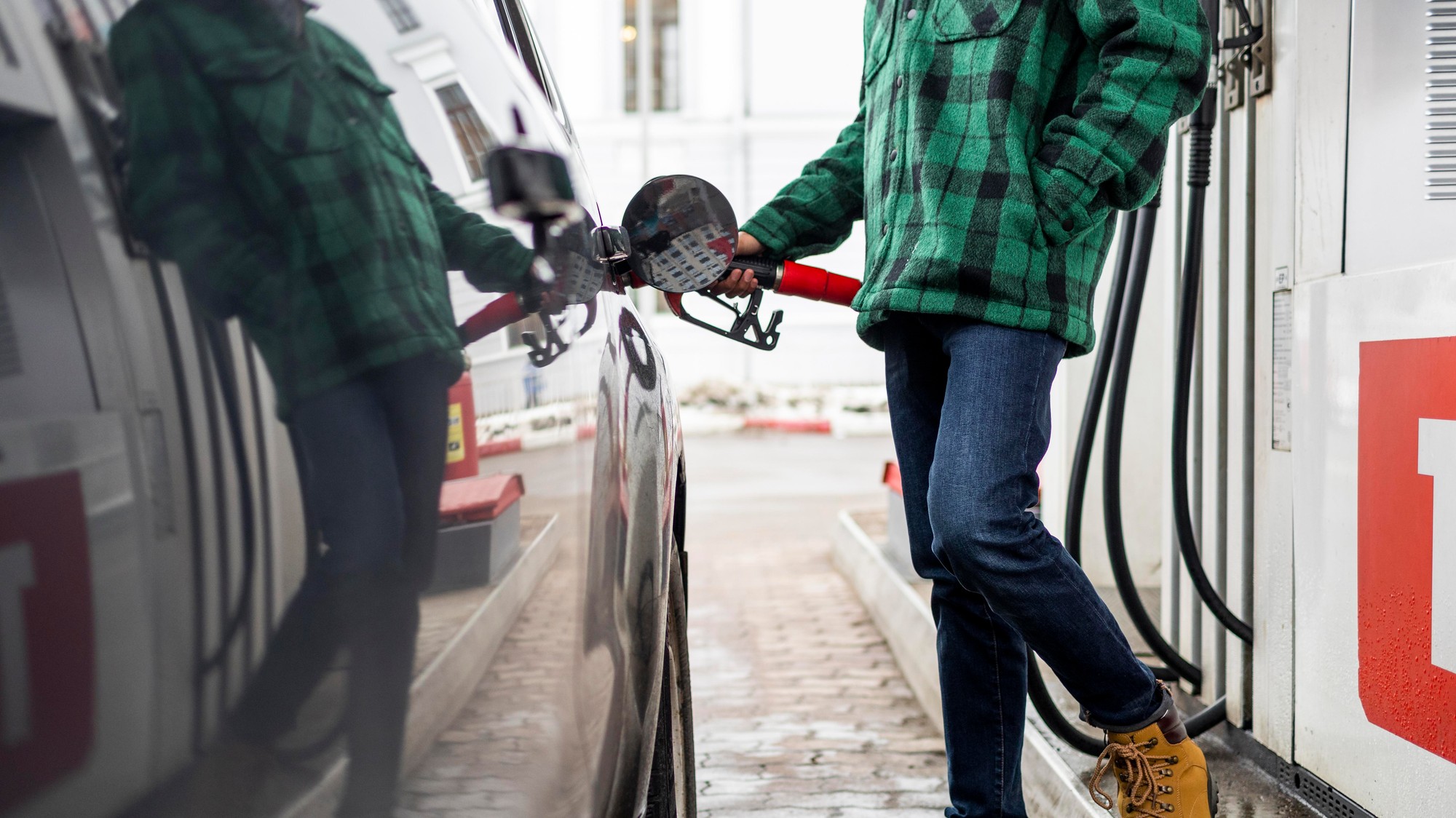 Statická elektrina na tele vodiča na Slovensku môže spôsobiť vznietenie benzínových výparov priamo pri tankovacom hrdle. Vodiči by mali pred uchopením pištole vždy uzemniť svoje telo dotykom karosérie.