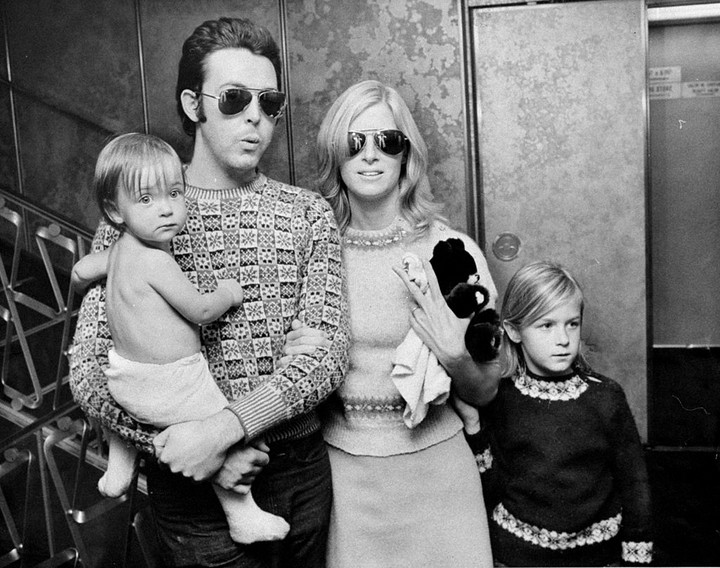 Paul i Linda McCartney z dziećmi. 1970 r. 