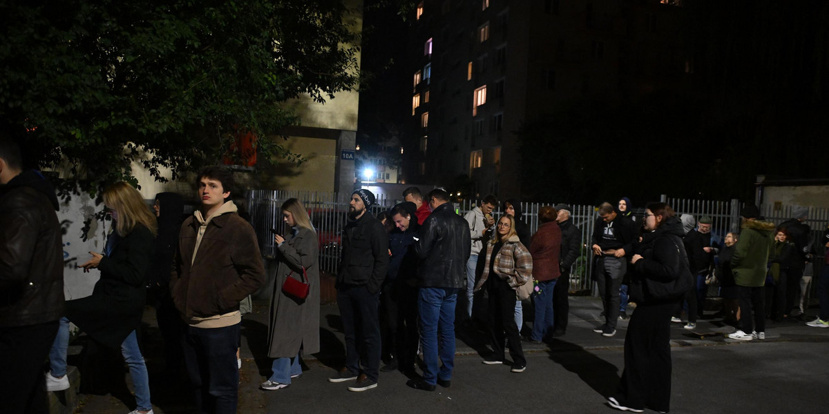 Wybory parlamentarne 2023 z rekordową frekwencją. Polacy czekali w kolejkach aż do nocy, by oddać swój głos.