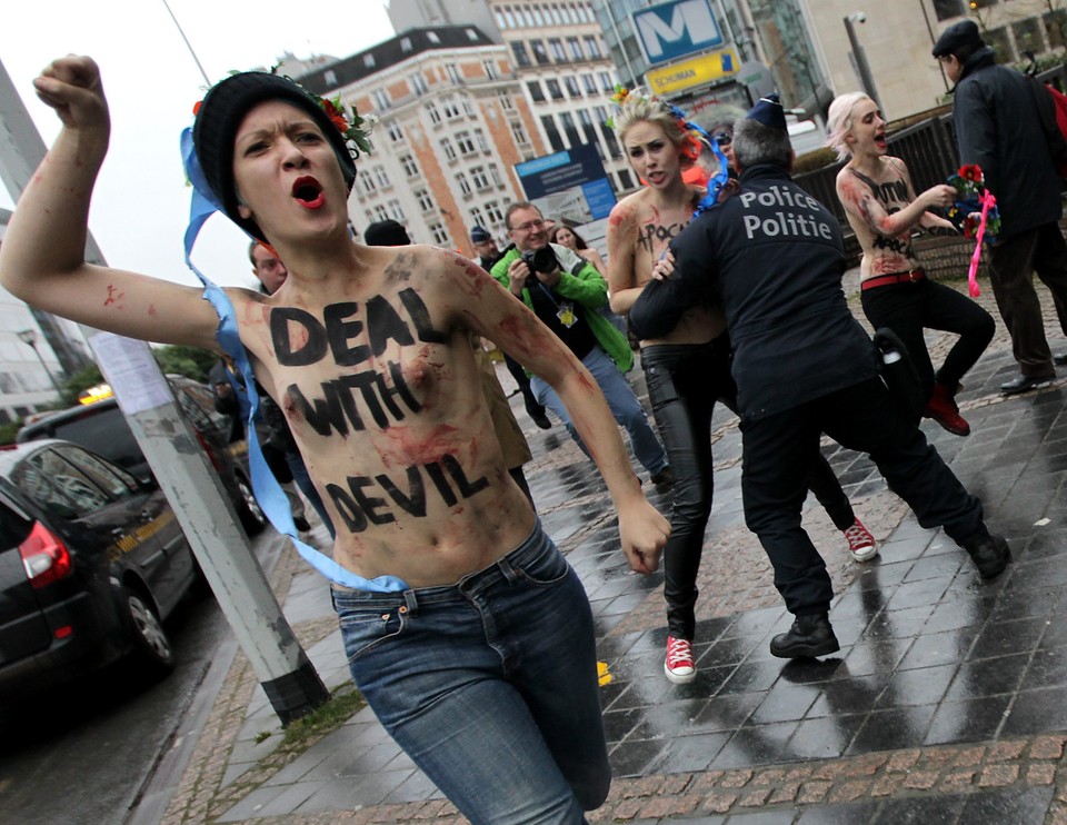 Roznegliżowany Femen protestuje mimo mrozu