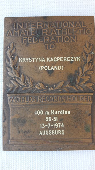 Pamiątkowy medal jaki Krystyna Kacperczyk otrzymała ze światowej federacji lekkoatletycznej za rekord świata w 1974 roku w Augsburgu