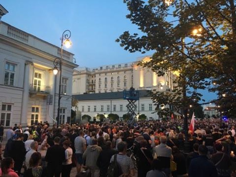 Warszawa: Przed Pałacem Prezydenckim protest przeciw reformie sądownictwa