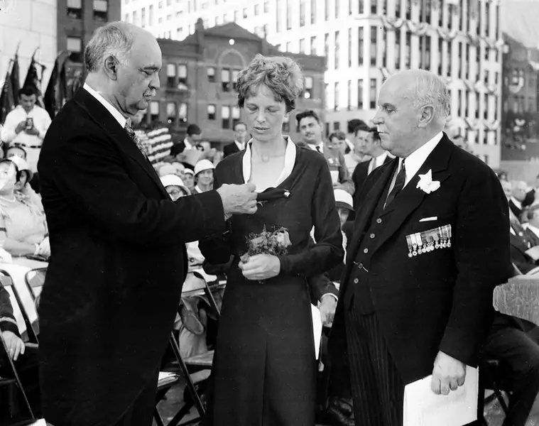 Amelia Earhart, wiceprezydent Stanów Zjednoczonych Charles Curtis i gubernator Kalifornii James Rolph. 29 lipca 1931 roku. Fot. ASSOCIATED PRESS/East News