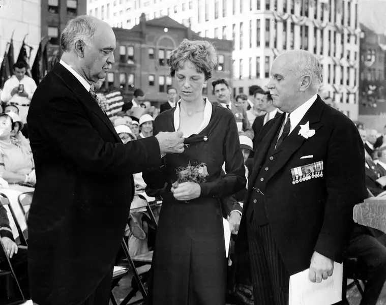 Amelia Earhart, wiceprezydent Stanów Zjednoczonych Charles Curtis i gubernator Kalifornii James Rolph. 29 lipca 1931 roku. Fot. ASSOCIATED PRESS/East News