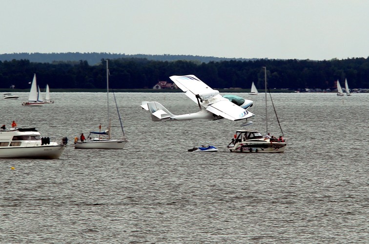 SeaMax - ultralekki wodnosamolot podczas pokazów lotniczych Mazury Airshow 2015. <br><br> fot. (tw/cat) PAP/Tomasz Waszczuk