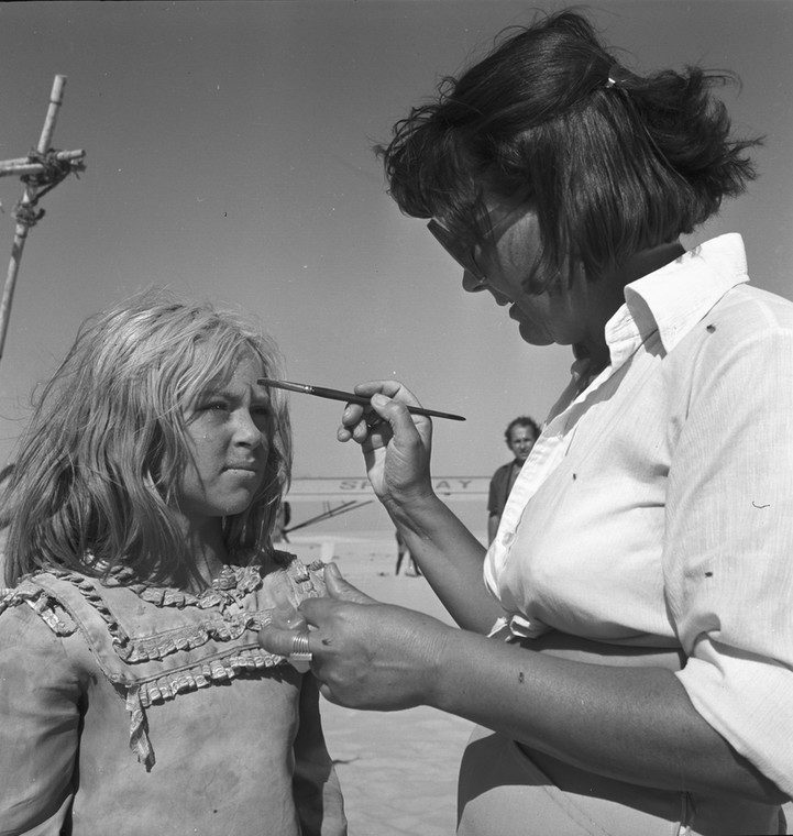 Monika Rosca na planie filmu "W pustyni i w puszczy"