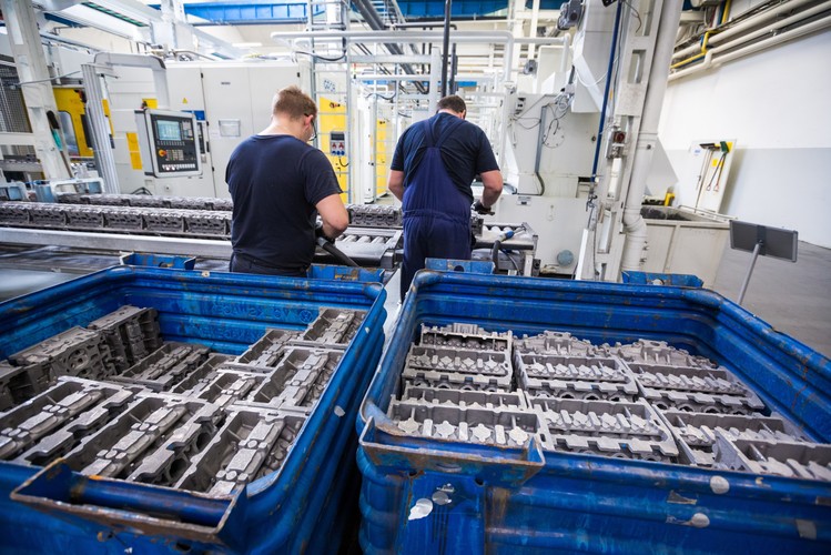 Odlewnia Volkswagen Poznań jest trzecią największą odlewnią w koncernie Volkswagen i jedną z największych odlewni w Europie. Co trzeci samochód wyprodukowany w każdej z fabryk koncernu posiada część wyprodukowaną w poznańskiej odlewni.<br><br><b>Na zdjęciu:</b> Sprawdzanie i obróbka głowic cylindrowych w odlewni koncernu Volkswagen AG w Poznaniu
<br><br>rpo/ dym/
<br>fot.  (mr) PAP/Marek Zakrzewski