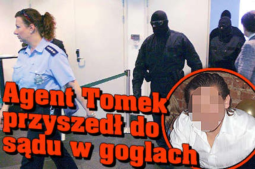 Agent Tomek przyszedł do sądu w goglach