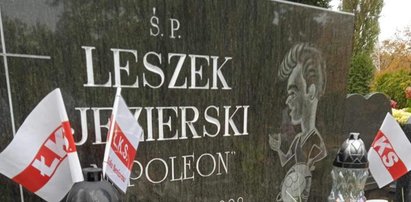 Łódzka wojna kibiców przeniosła się na cmentarze. To pojawiło się grobach zasłużonych sportowców