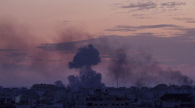 Több tucatnyian haltak meg egy Gázai övezetben található menekülttáborban / Fotó: MTI/EPA/MOHAMMED SABER