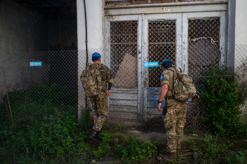 Żołnierze UNFICYP patrolują strefę demarkacyjną w Nikozji na Cyprze