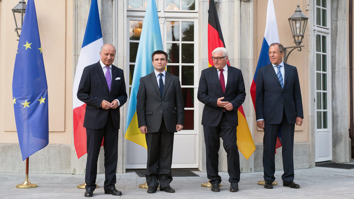 Minister spraw zagranicznych Ukrainy Pawło Klimkin poinformował, że głównym tematem jego niedzielnych rozmów z szefami dyplomacji Francji, Niemiec i Rosji było przerwanie rosyjskich dostaw broni na wschodnią Ukrainę. Dodał, że od Moskwy nie udało się uzyskać żadnych gwarancji w tej sprawie.