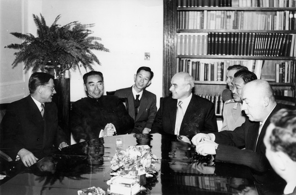 Wizyta rządowej delegacji Chin w Polsce. Od lewej: Aleksander Zawadzki, Zhou Enlai, Władysław Gomułka i Józef Cyrankiewicz, 1957 r