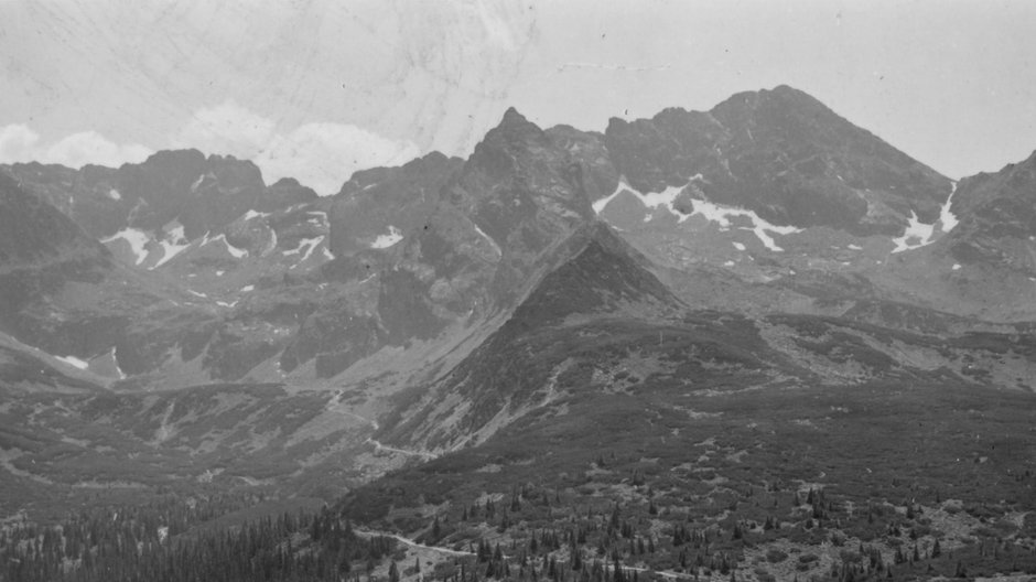 Panorama Tatr (1939-45). Okolice Hali Gąsienicowej (widoczne schronisko Murowaniec i szałasy pasterskie)