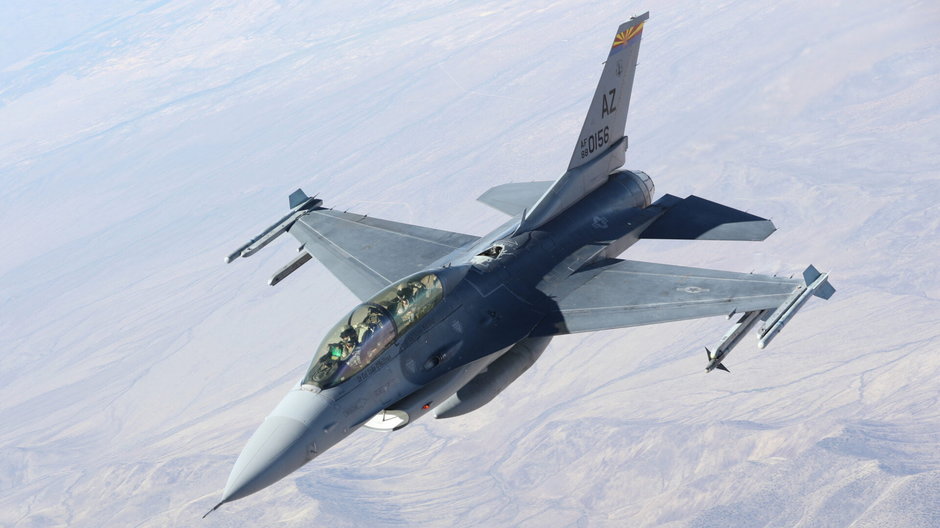 Dwumiejscowy F-16D z Powietrznej Gwardii Narodowej stanu Arizona na terenie którego szkolą się na te samoloty ukraińscy piloci.