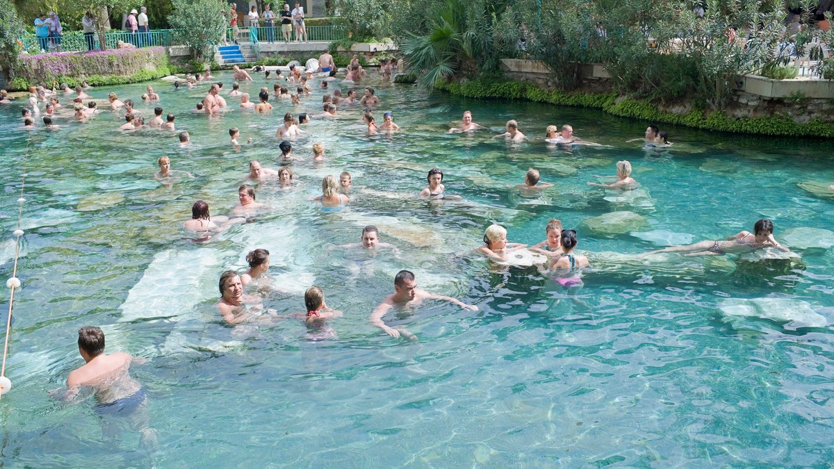 Pamukale u Turskoj ljudi posećuju zbog prelepih termalnih izvora