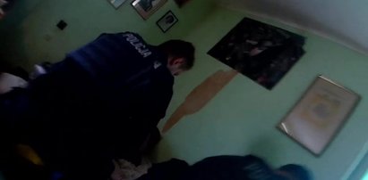 Policjanci pokazali mocne nagranie z interwencji. 55-latek nagle spod poduszki wyjął broń...[WIDEO]