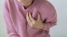 O czym świadczy ból pod lewą piersią?