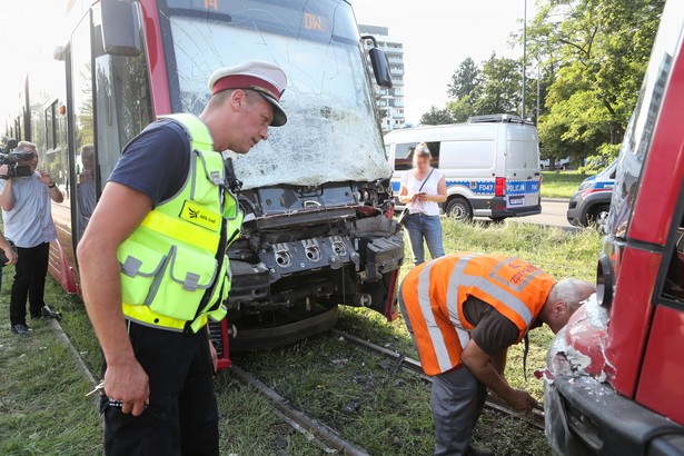 Miejsce wypadku na al. Mickiewicza w Łodzi, gdzie zderzyły się dwa tramwaje