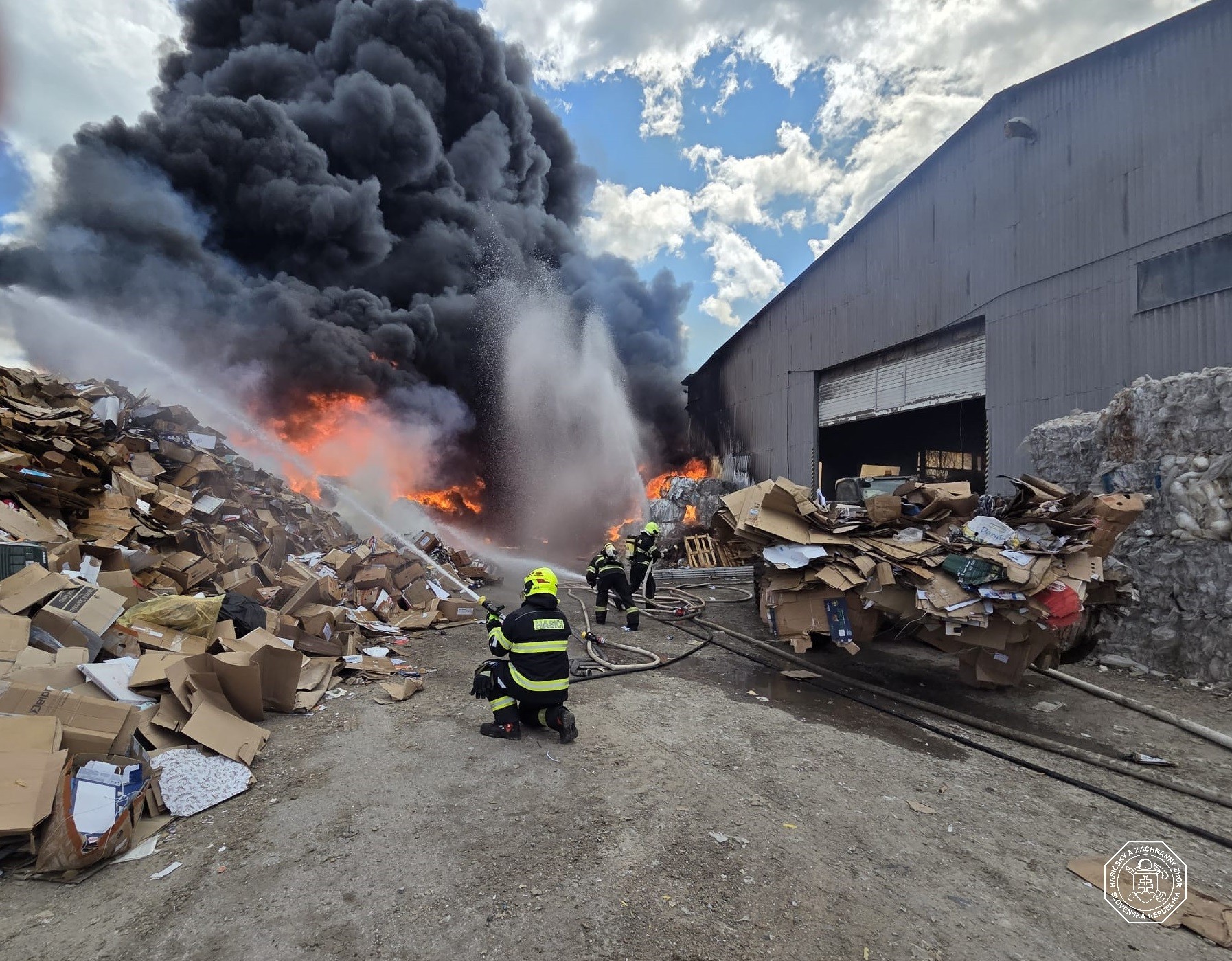 V obci Bajč v okrese Komárno vypukol požiar triedičky odpadu. 