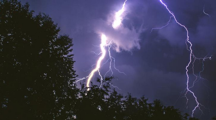 Még ma is dolgoztak a tűzoltók a tomboló vihar után/Fotó: Pexels