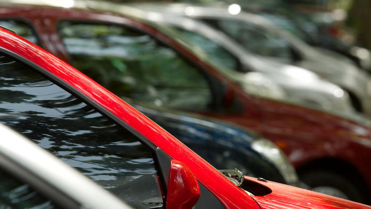 Parkowanie w miastach może być płatne również w soboty, niedziele i święta, zapowiada "Rzeczpospolita".