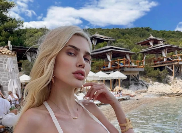 "BEZ 300 EVRA NE USTAJEM IZ KREVETA!" Starleta tvrdi da su joj POZNATI POLITIČAR i pevač nudili NOVAC za INTIMNE trenutke