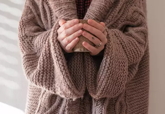 Jak nosić sweter oversize? 5 sposobów + wybór perełek ze sklepów
