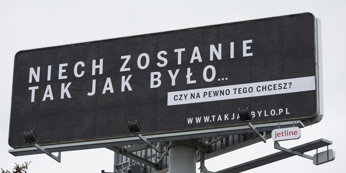 Polska Fundacja Narodowa przeprowadziła m.in. kampanię bilbordową na rzecz rządowej reformy sądownictwa w Polsce