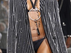 45-letnia Naomi Campbell półnaga na wybiegu